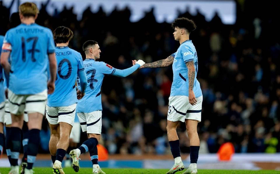 曼城队长领军出击，带领球队晋级八强