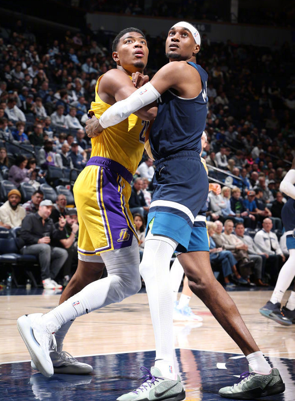 湖人队战术调整破解对手防守