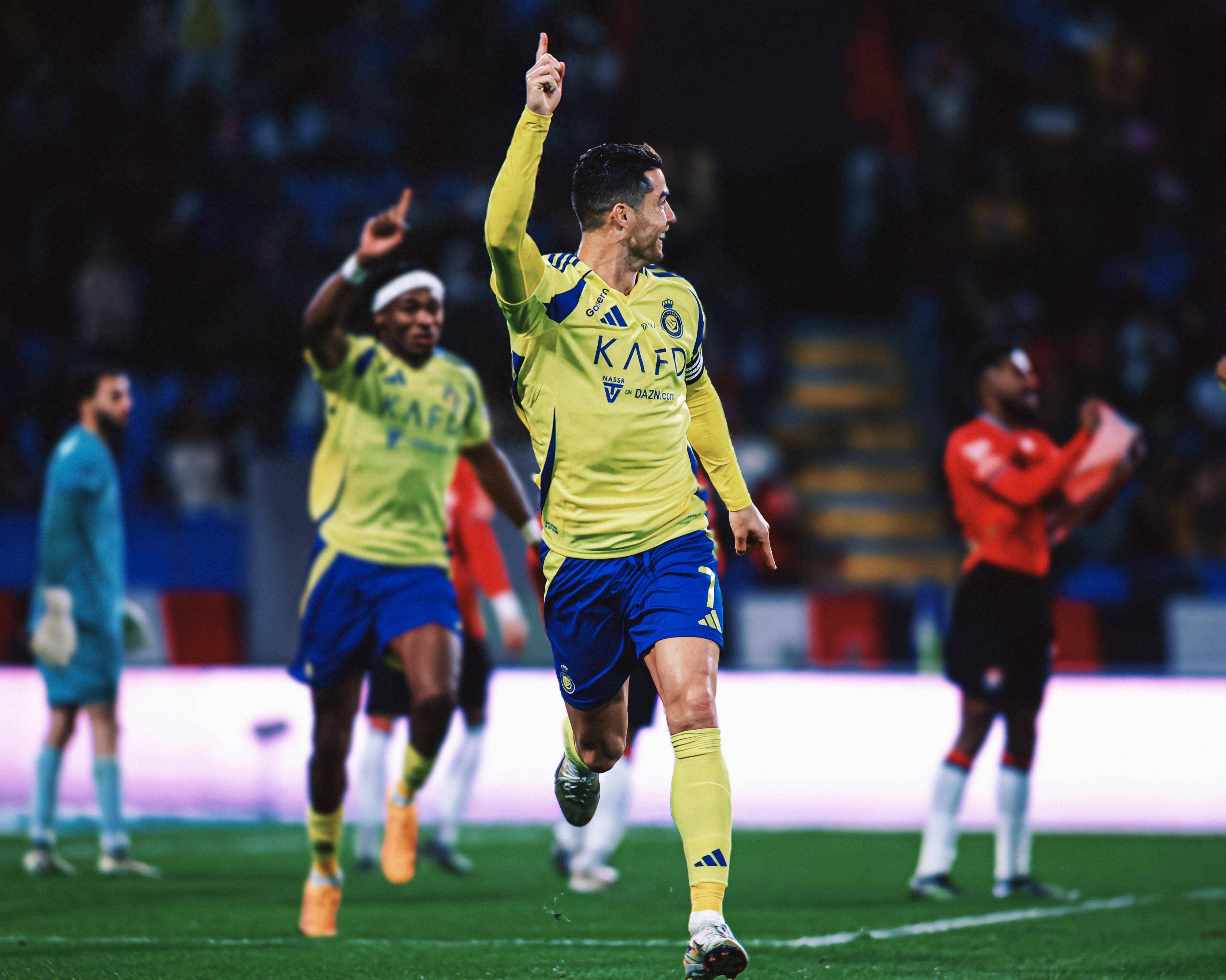 C罗传射建功，皇马新星横空出世，场边球探频频记笔记的简单介绍